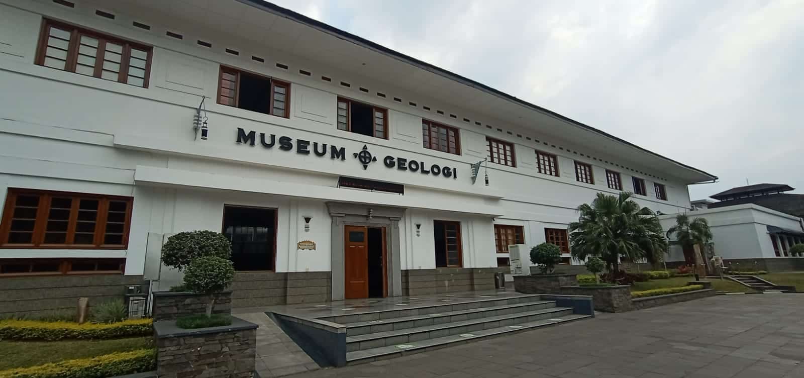 Ada T-Rex Di Museum Geologi