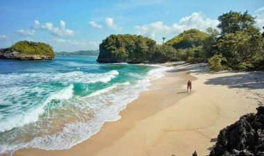 5 Pantai Malang Selatan, Terbaik untuk Quality Time Keluarga