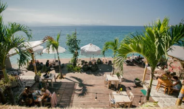 7 Restoran dengan Pemandangan Laut di Nusa Penida yang Menakjubkan dan Wajib Kamu Coba